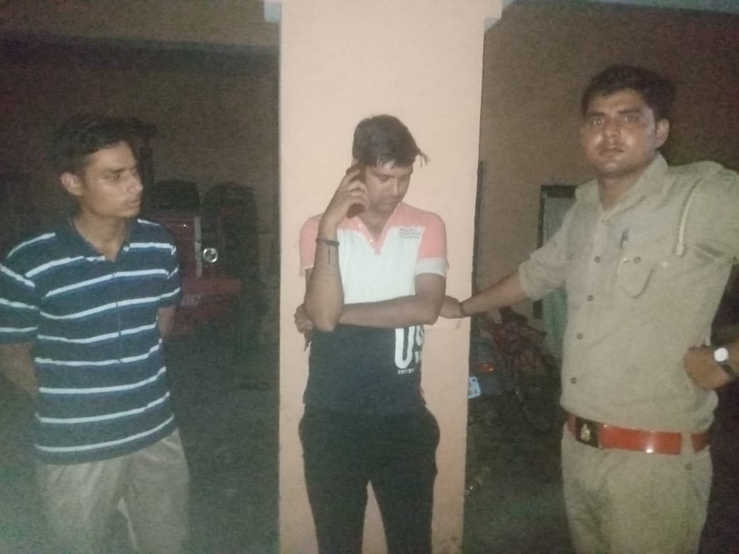 रामराज के गांव लालपुर रहडवा में बंधक बनाए गए पुलिसकर्मी। रामराज के गांव लालपुर रहडवा में बंधक बनाए गए पुलिसकर्मी।