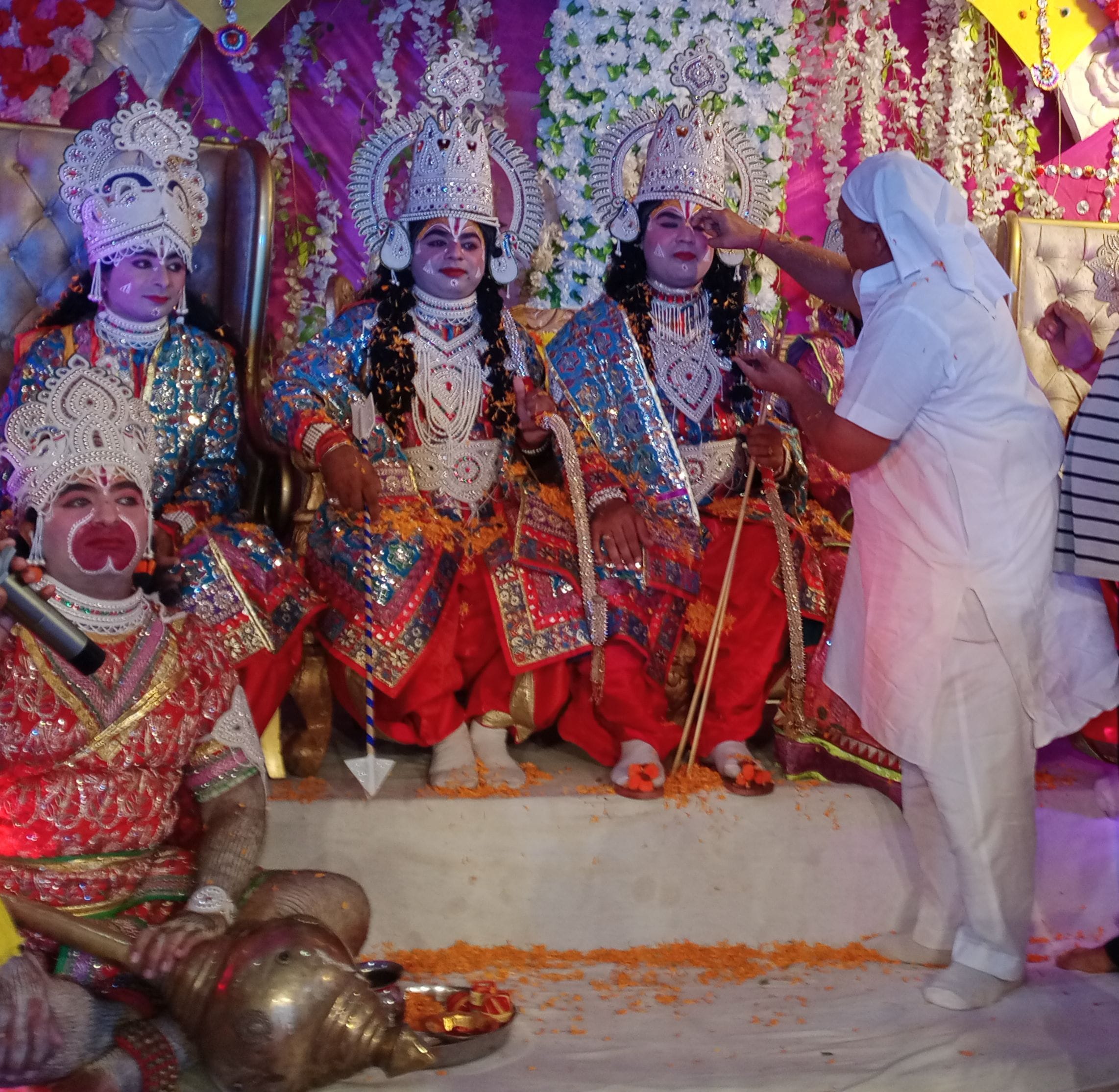 रामलीला मंच पर भगवान राम का राजतिलक करते क्लब सदस्य रामलीला मंच पर भगवान राम का राजतिलक करते क्लब सदस्य