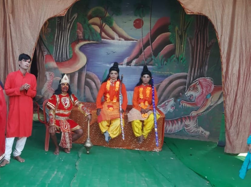 कादरचौक में रामलीला का मंचन करते कलाकार। संवाद
