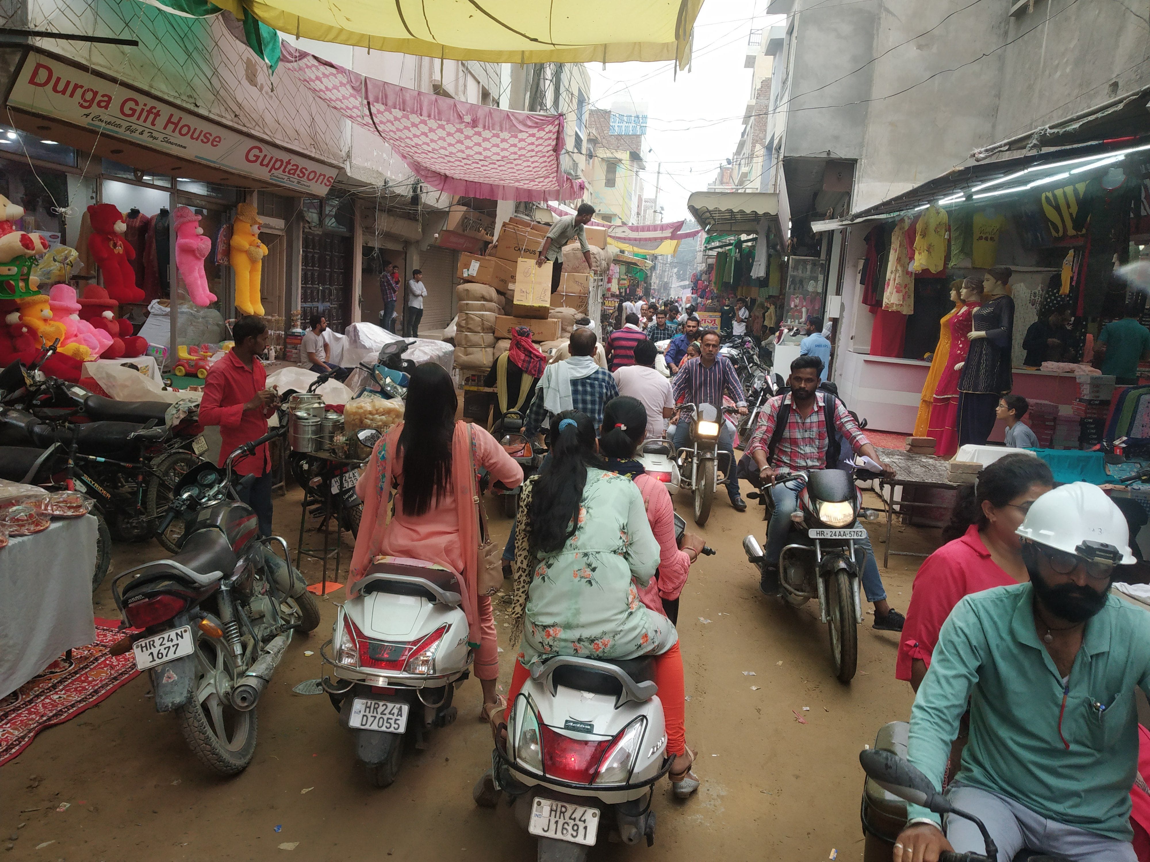 मोहंता मार्केट में सामान उतारने के लिए खड़ी गाड़ी और बनी जाम की स्थिति
