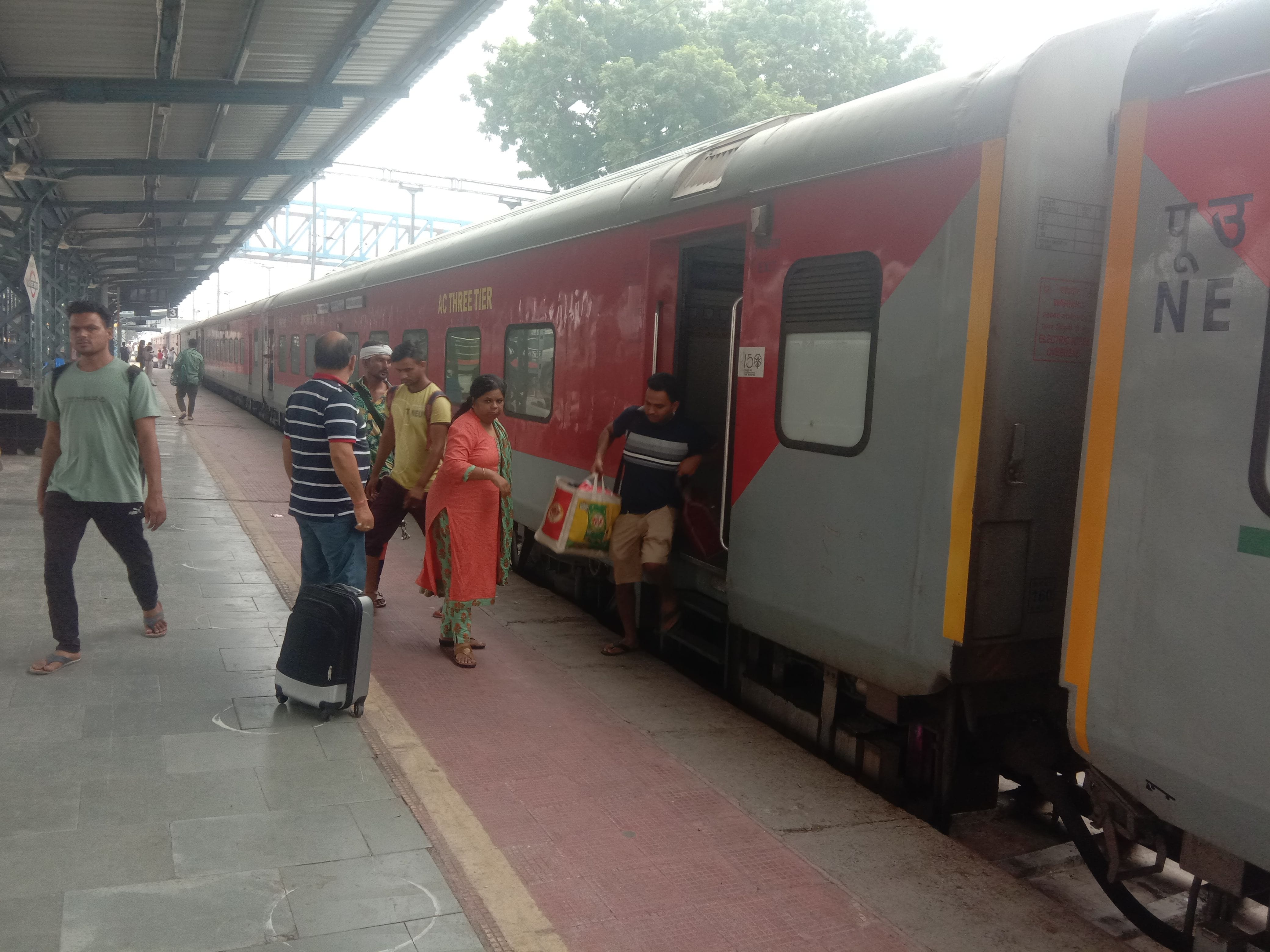गोरखधाम ट्रेन से उतरते यात्री।   संवाद