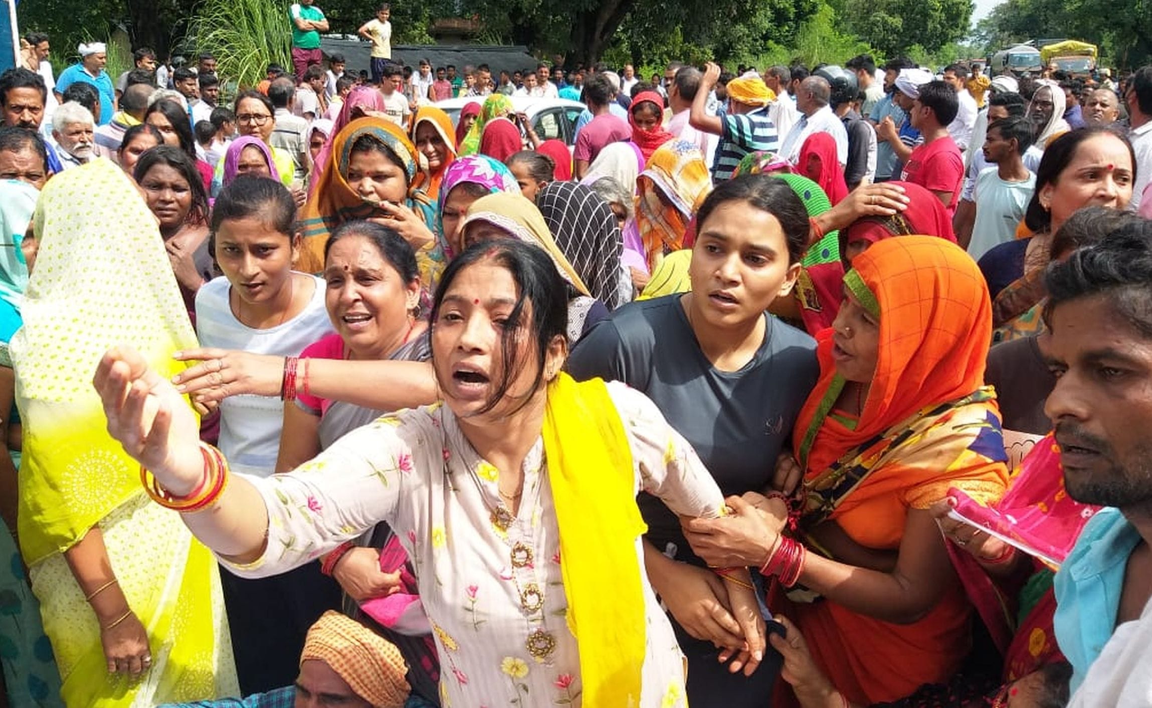 14 : भेटुआ : रिटायर्ड फौजी की मौत के बाद रोते-बिलखते परिवारीजन। -संवाद 14 : भेटुआ : रिटायर्ड फौजी की मौत के बाद रोते-बिलखते परिवारीजन। -संवाद