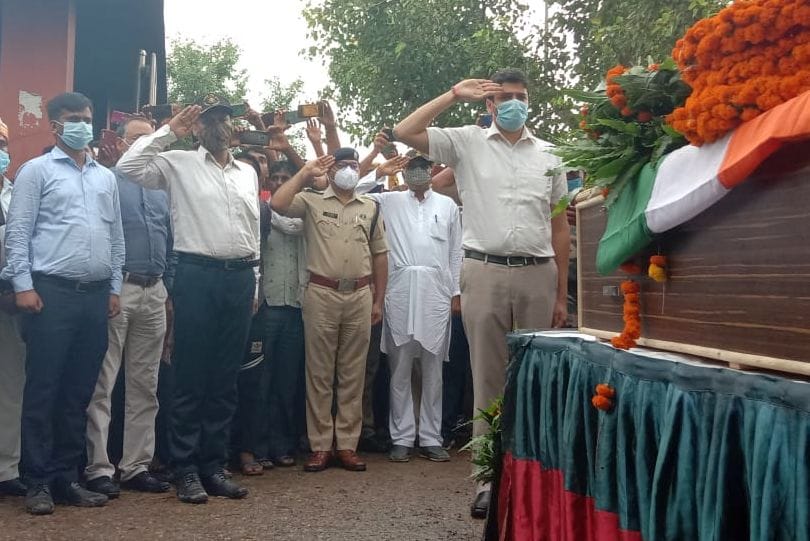 फोटो-28-शहीद को श्रद्धासुमन अर्पित करने के बाद सलामी देते जिलाधिकारी अविनाश कुमार। संवाद