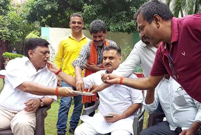 फोटो-36-फार्म हाउस पर समर्थकों के साथ खुशी मनाते नितिन अग्रवाल के चाचा जिला पंचायत के पूर्व अध्यक्? फोटो-36-फार्म हाउस पर समर्थकों के साथ खुशी मनाते नितिन अग्रवाल के चाचा जिला पंचायत के पूर्व अध्यक्?