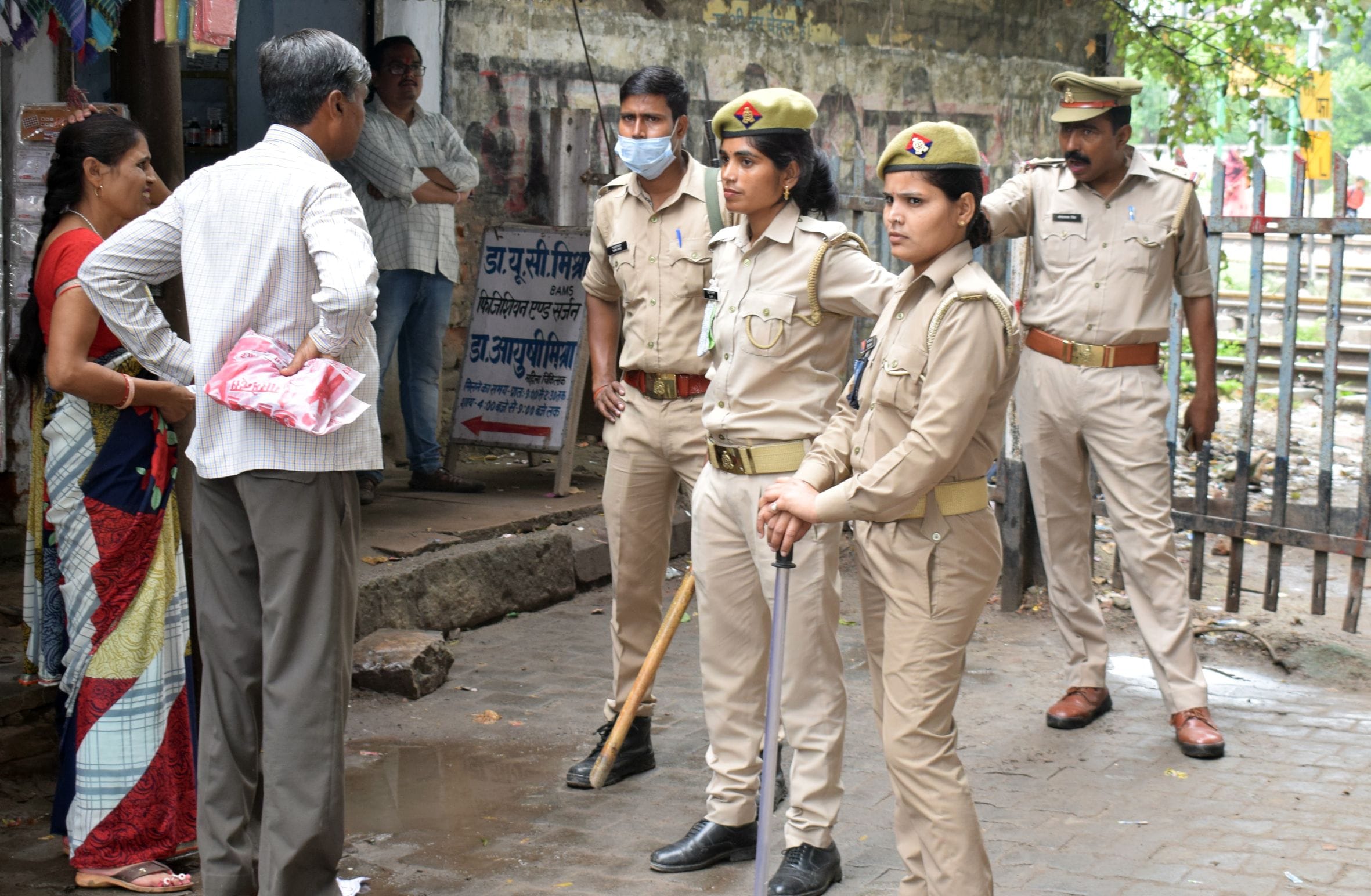 फोटो-4- राहगीरों को लाइन पार करने से रोकती महिला पुलिसकर्मी। संवाद फोटो-4- राहगीरों को लाइन पार करने से रोकती महिला पुलिसकर्मी। संवाद