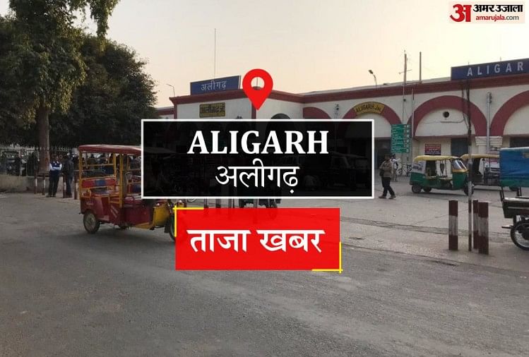 Aligarh: Health workers going door to door giving anti-covid vaccine