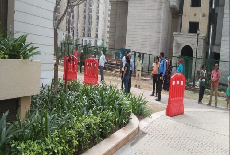 घटनास्थल पर खड़े लोग