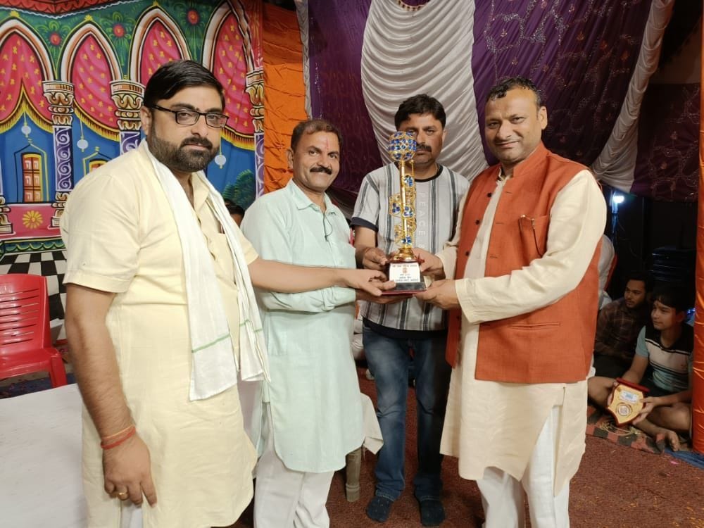 जसपुर में स्मृति चिह्न देकर सम्मानित करते डॉ. युनूस चौधरी। जसपुर में स्मृति चिह्न देकर सम्मानित करते डॉ. युनूस चौधरी।