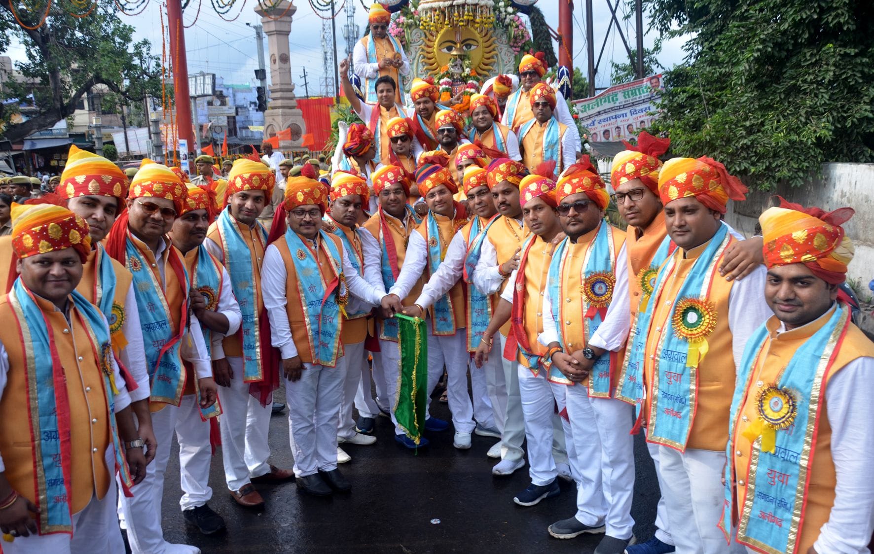 अग्रसेन जयंती महोत्सव में शोभायात्रा को हरीझंडी दिखाते पदाधिकारी। अग्रसेन जयंती महोत्सव में शोभायात्रा को हरीझंडी दिखाते पदाधिकारी।