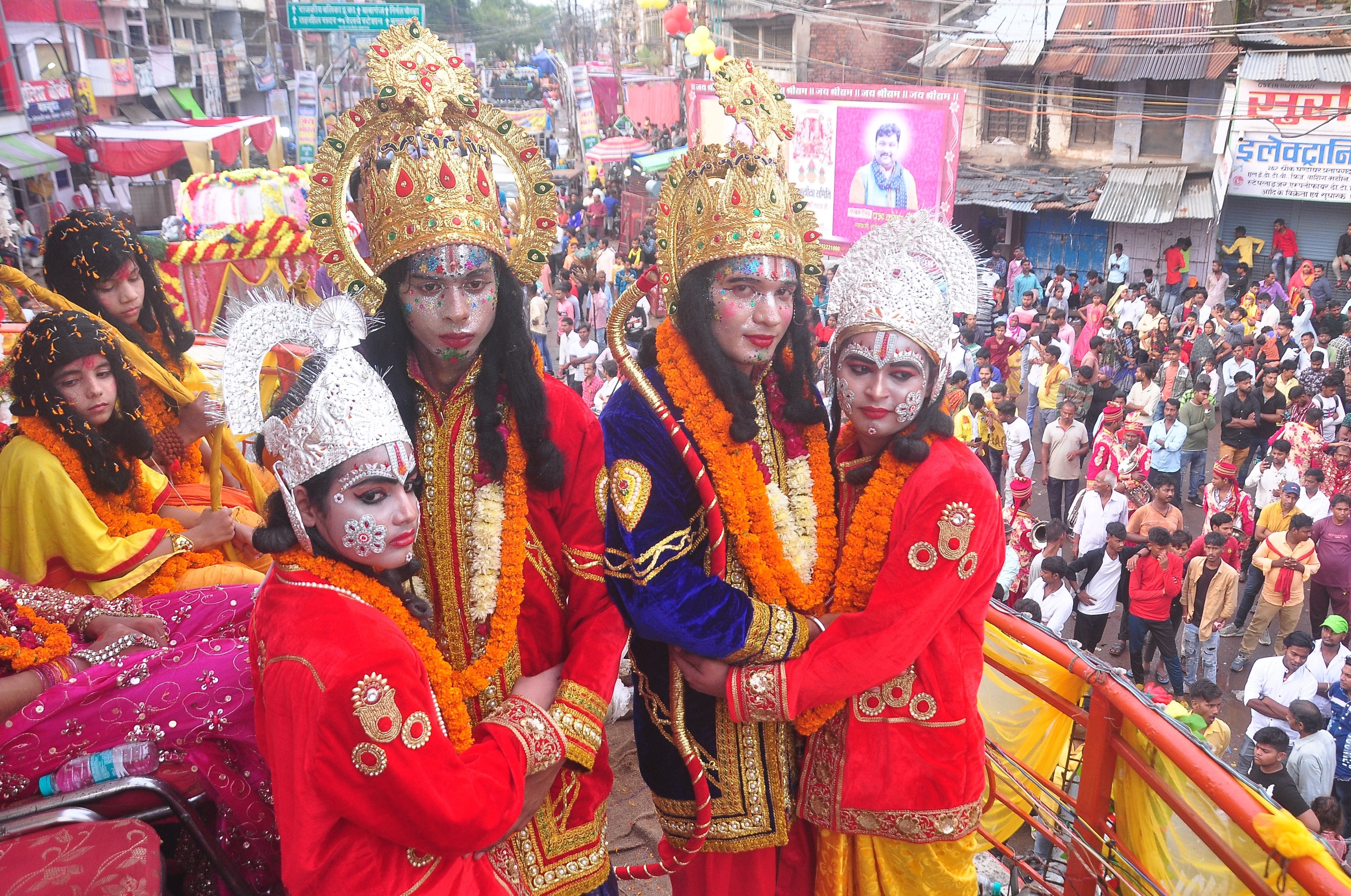 प्रतापगढ़ के ऐतिहासिक भरत मिलाप में चौक घंटाघर पर गले मिलते राम भरत व लक्ष्मण शत्रुघन। संवाद प्रतापगढ़ के ऐतिहासिक भरत मिलाप में चौक घंटाघर पर गले मिलते राम भरत व लक्ष्मण शत्रुघन। संवाद