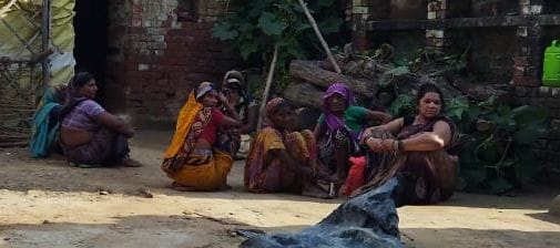 मदरी गांव में रमेश साहू के घर में गमगीन बैठी महिलाएं। संवाद मदरी गांव में रमेश साहू के घर में गमगीन बैठी महिलाएं। संवाद
