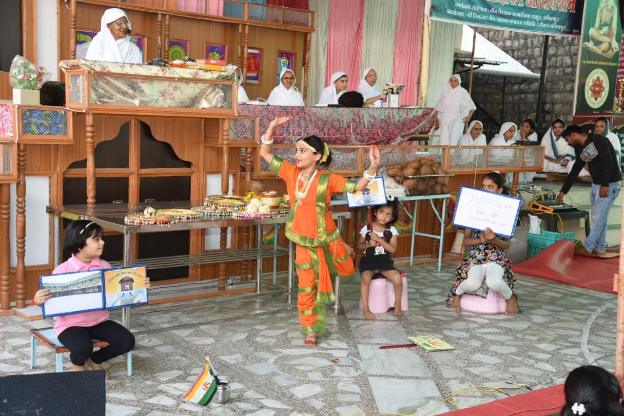 कार्यक्रम में नृत्य करती नन्ही बालिका