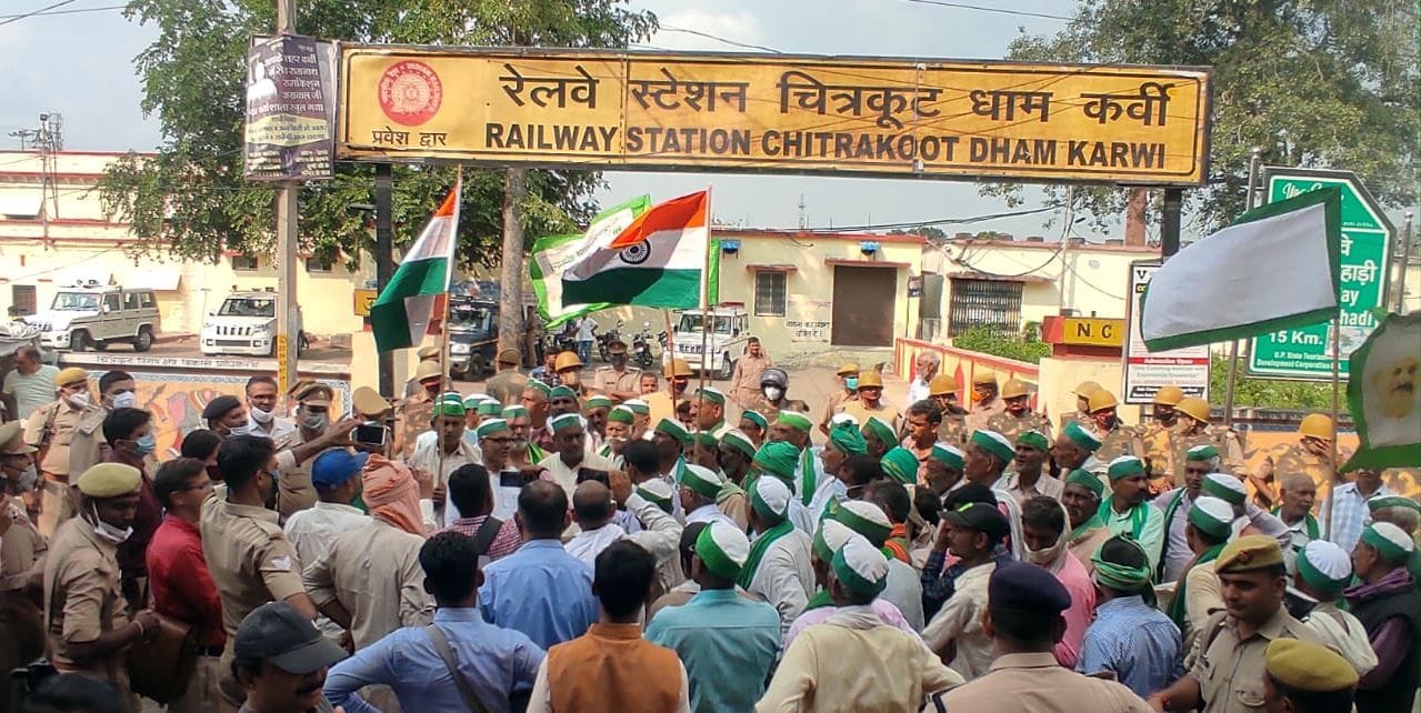 Demonstration of farmers, clashes, stopped at the station gate Demonstration of farmers, clashes, stopped at the station gate
