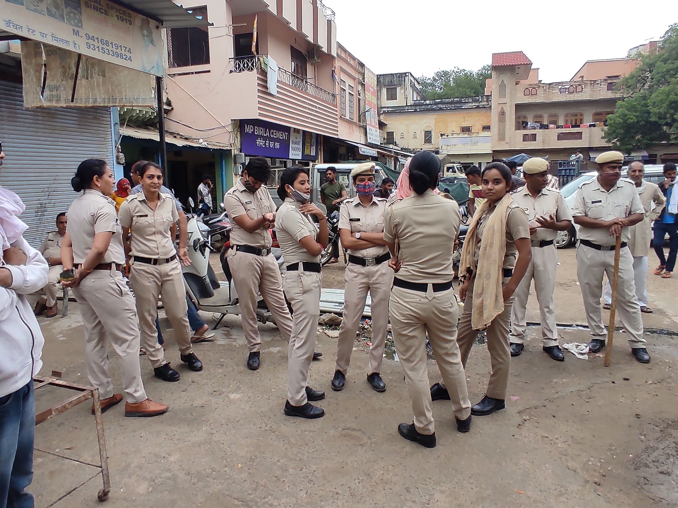 किसानों द्घारा मंडी में कि गई गेट बंदी के बाद तैनात पुलिस बल। किसानों द्घारा मंडी में कि गई गेट बंदी के बाद तैनात पुलिस बल।