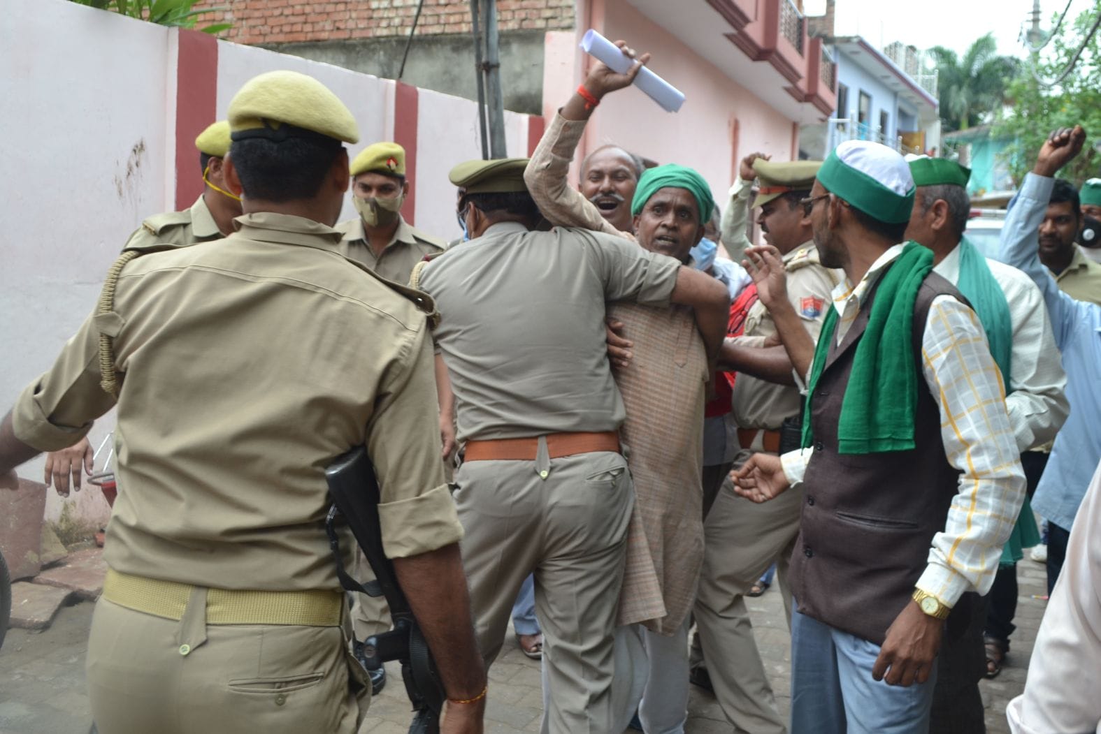 भाकियू के मंडल अध्यक्ष प्रभाकांत मिश्रा को शहर के नेकपुर चौरासी में रेलवे ट्रैक पर जाने से रोकते 