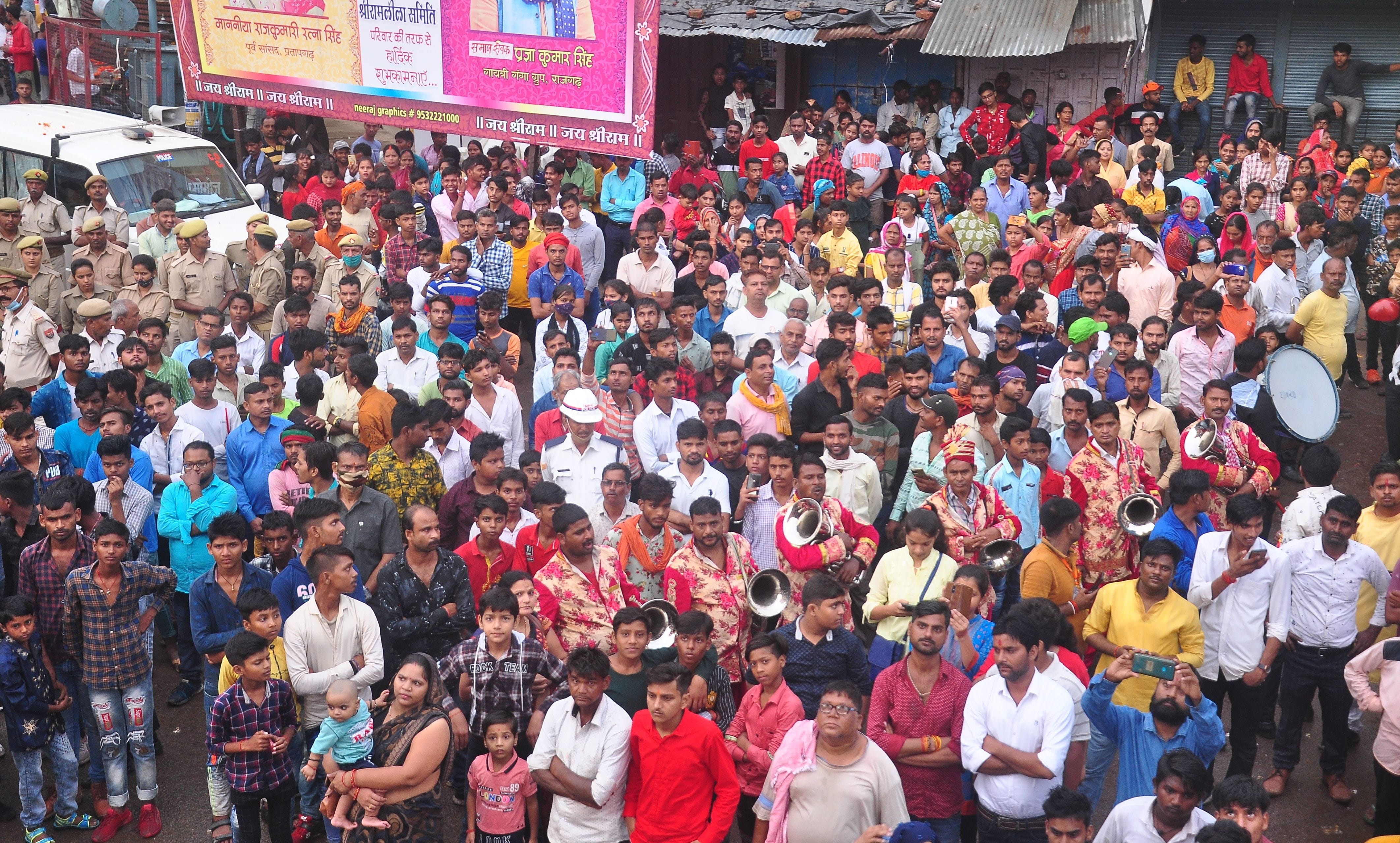 चौक घंटाघर में भरत मिलाप का ऐतिहासिक क्षण देखने को जुटी भीड़। संवाद चौक घंटाघर में भरत मिलाप का ऐतिहासिक क्षण देखने को जुटी भीड़। संवाद