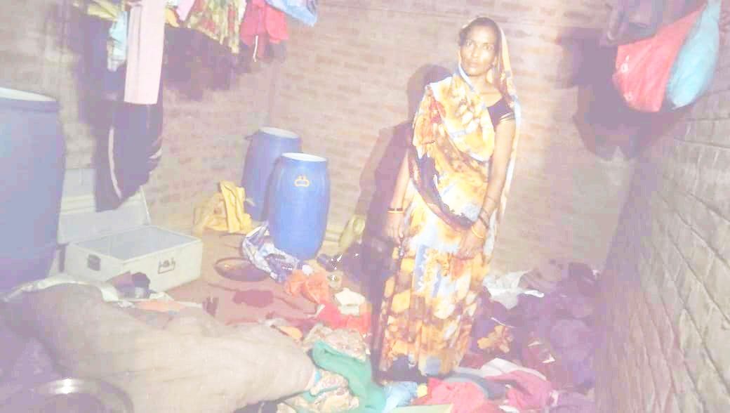 मिथलेश के घर में चोरी के बाद बिखरा सामान दिखाती महिला। संवाद मिथलेश के घर में चोरी के बाद बिखरा सामान दिखाती महिला। संवाद