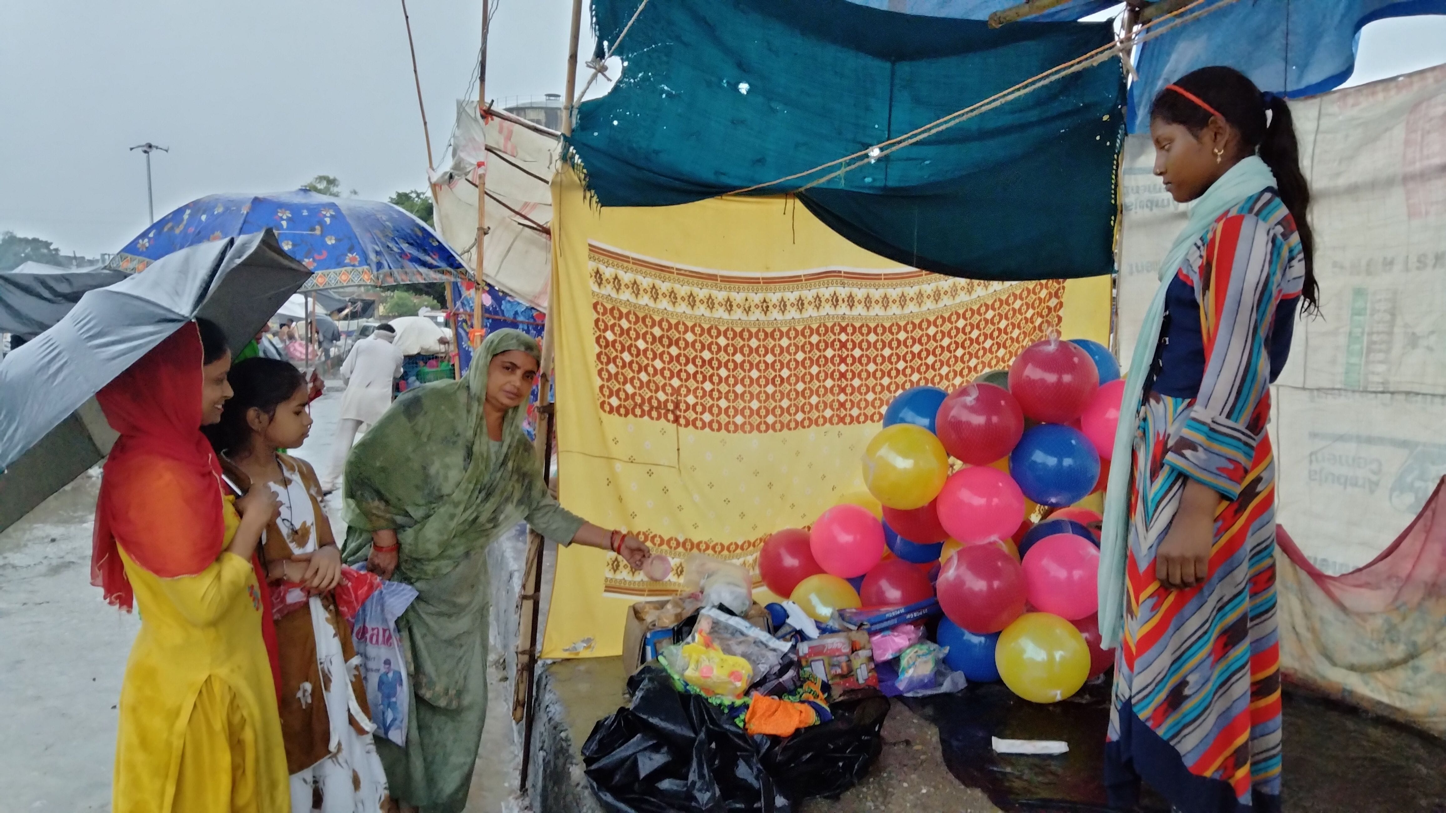 सुल्तानपुर पट्टी में मेले में खरीदारी करतीं महिलाएं। सुल्तानपुर पट्टी में मेले में खरीदारी करतीं महिलाएं।