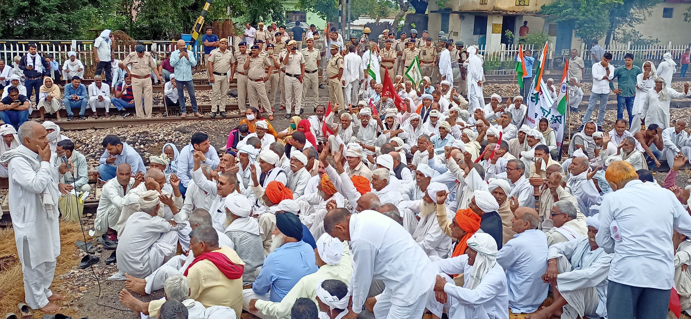 रेलमार्ग को जाम कर सभा करते किसान। रेलमार्ग को जाम कर सभा करते किसान।