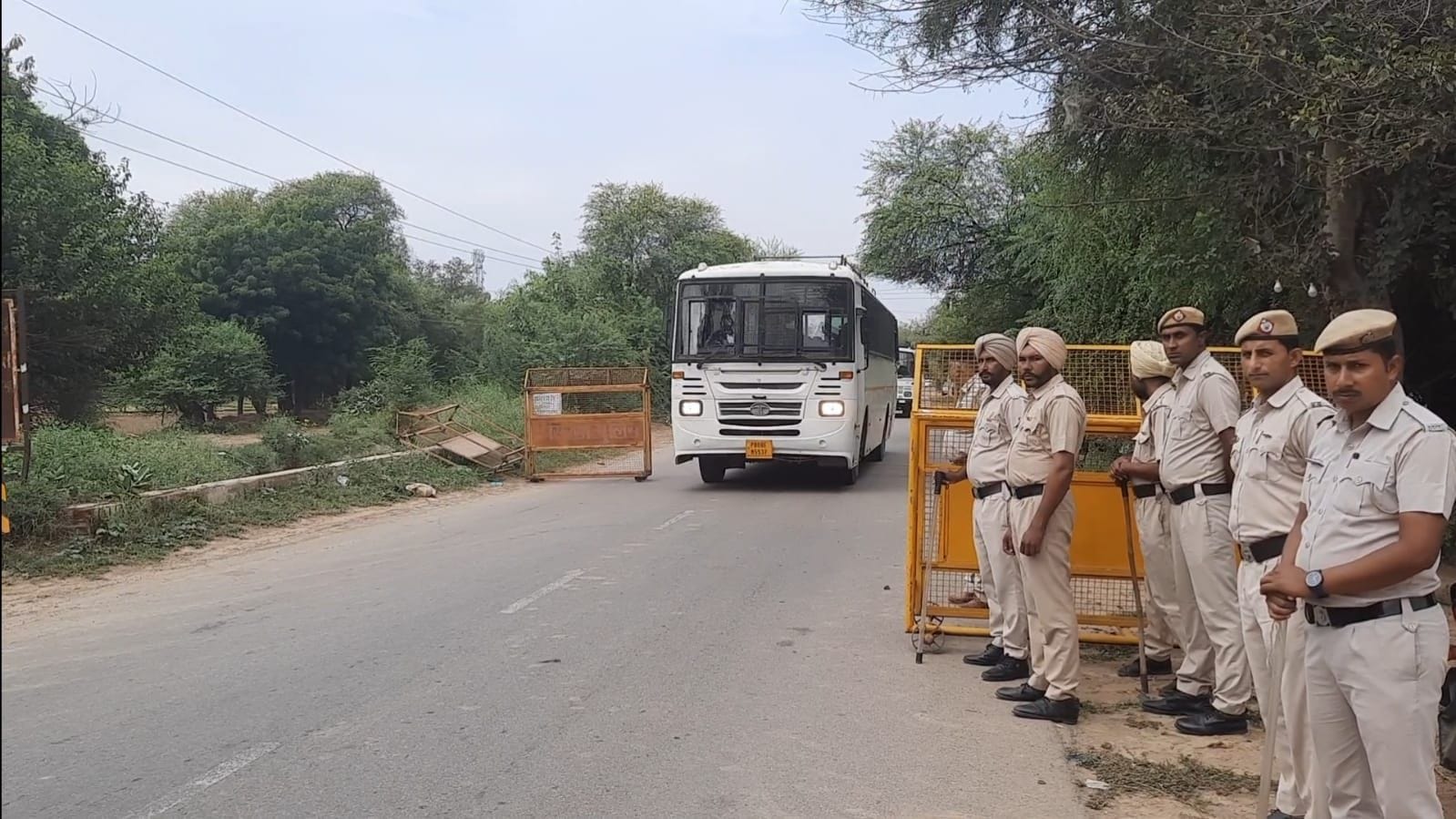डेरा क्षेत्र में तैनात पुलिस जवान डेरा क्षेत्र में तैनात पुलिस जवान