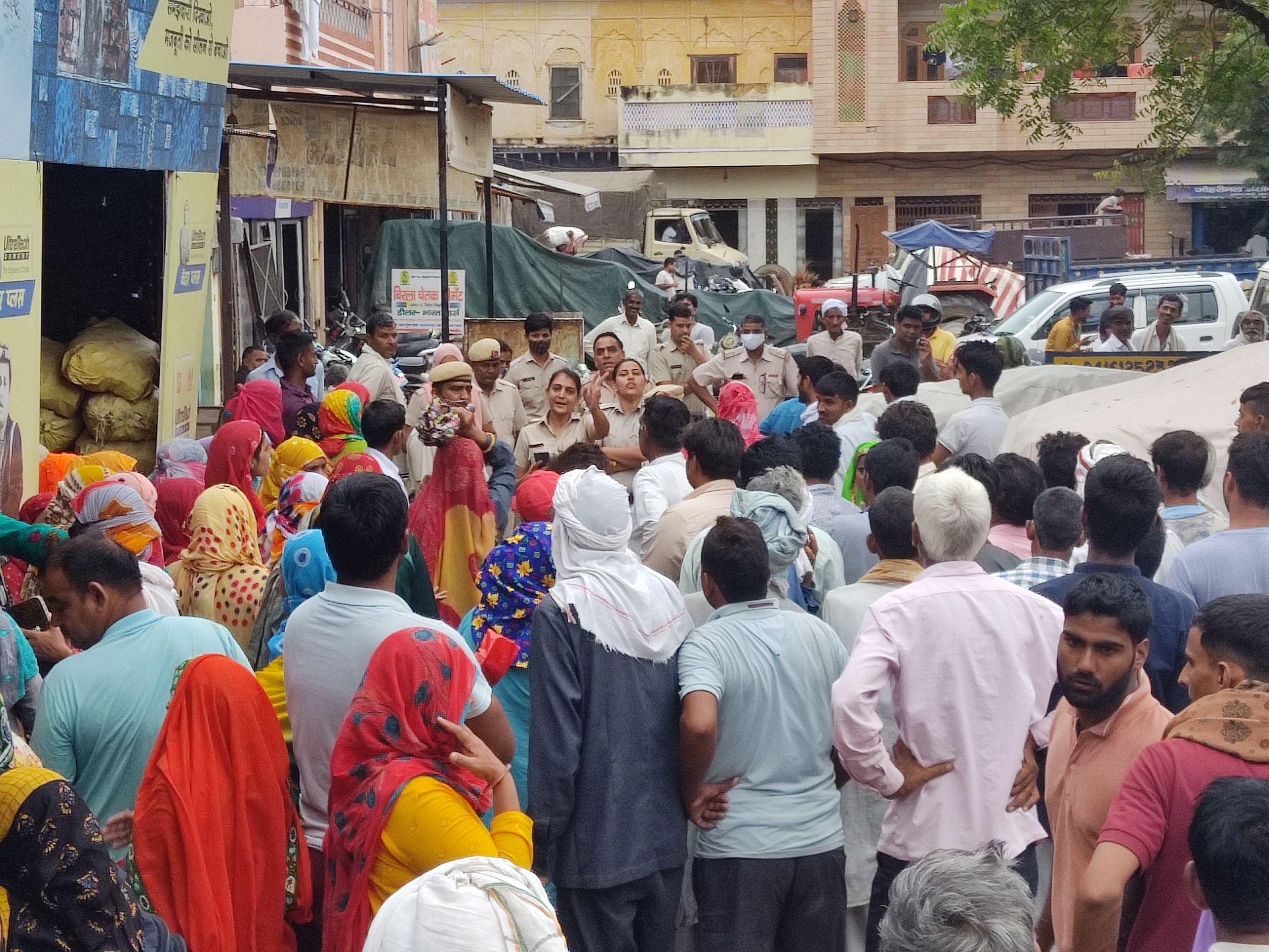 भीड़ को समझाती पुलिस । भीड़ को समझाती पुलिस ।