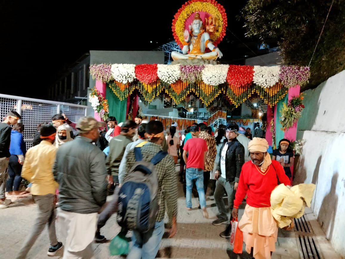 2 दर्शनों उपरांत आराम करते यात्री 3 भवन की ओर जाते भक्त 4 दर्शन के उपरांत बापिस आते यात्री 2 दर्शनों उपरांत आराम करते यात्री 3 भवन की ओर जाते भक्त 4 दर्शन के उपरांत बापिस आते यात्री