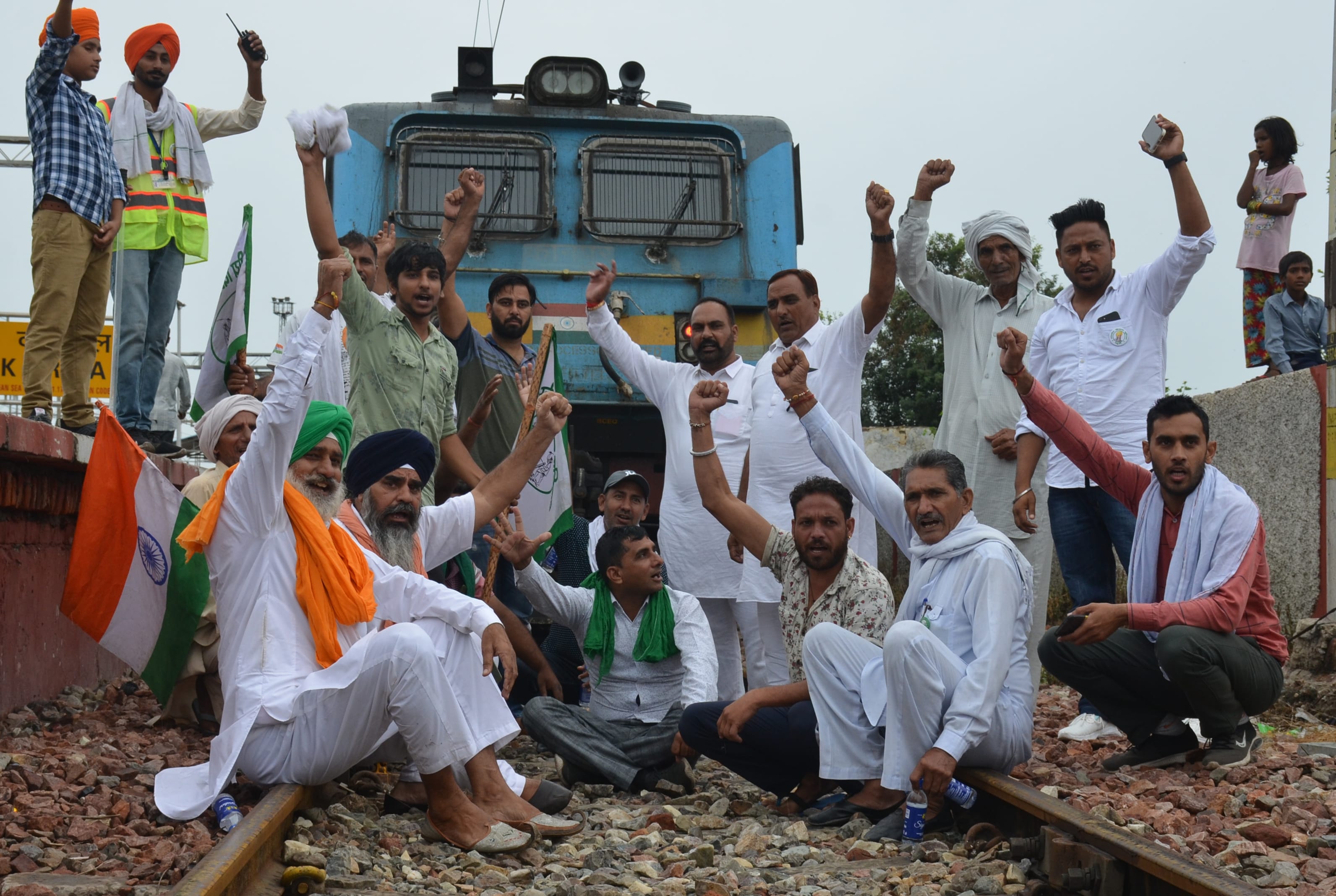 201:विरोध की हुकार  ..... करनाल रेलवे स्टेशन के प्लेट फार्म नम्बर तीन पर पहुची मालगाड़ी को रोकते आंदोलन