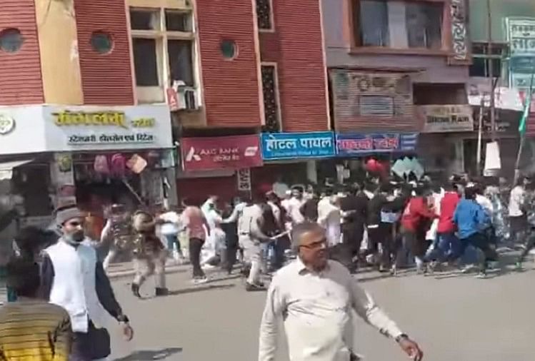 Polisi Hentikan Prosesi Untuk Masuk Di Area Larangan Kemudian Lathicharge Di Dhar