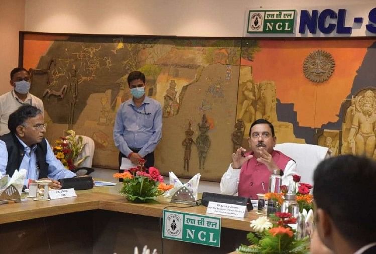 एनसीएल मुख्यालय में कोयला खनन गतिविधियों की जानकारी लेते मंत्री प्रह्लाद जोशी।