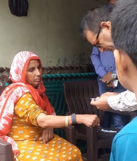 कैराना के गांव खुरगान में जांच करती स्वास्थ्य विभाग की टीम कैराना के गांव खुरगान में जांच करती स्वास्थ्य विभाग की टीम