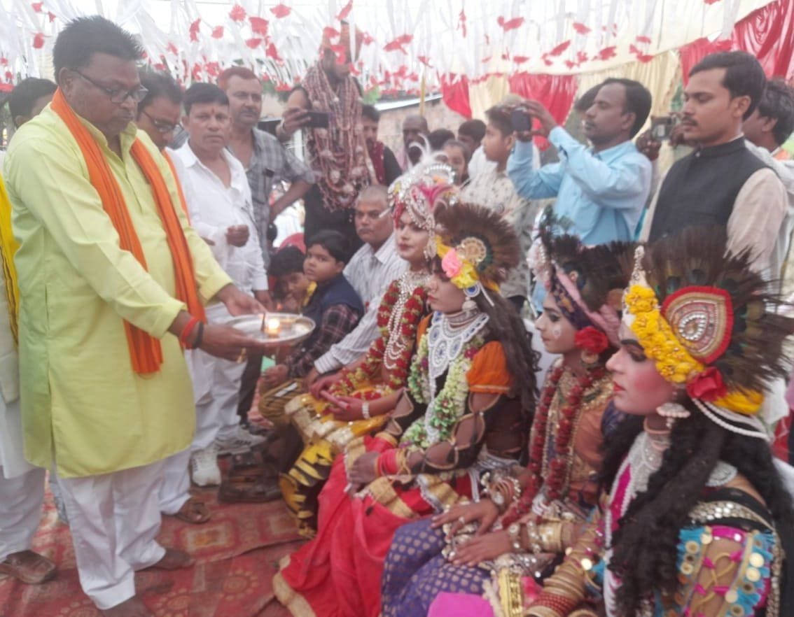 अंतू के भरत मिलाप में प्रभु राम दरबार की आरती करते नगर पंचायत अध्यक्ष अशोक गुप्ता। संवाद अंतू के भरत मिलाप में प्रभु राम दरबार की आरती करते नगर पंचायत अध्यक्ष अशोक गुप्ता। संवाद