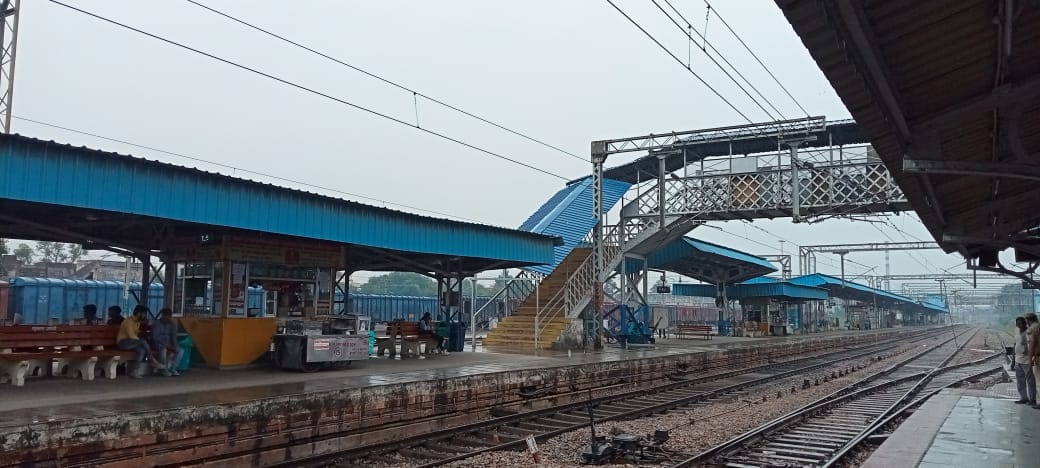 ट्रेन न आने के कारण सुनसान पड़ा रेलवे स्टेशन। संवाद ट्रेन न आने के कारण सुनसान पड़ा रेलवे स्टेशन। संवाद