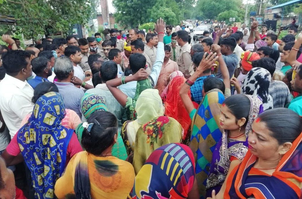 सांगीपुर में सड़क हादसे वृद्ध की मौत से आक्रोशित परिजनों द्वारा लगाये गये जाम के दौरान जुटी भीड़?