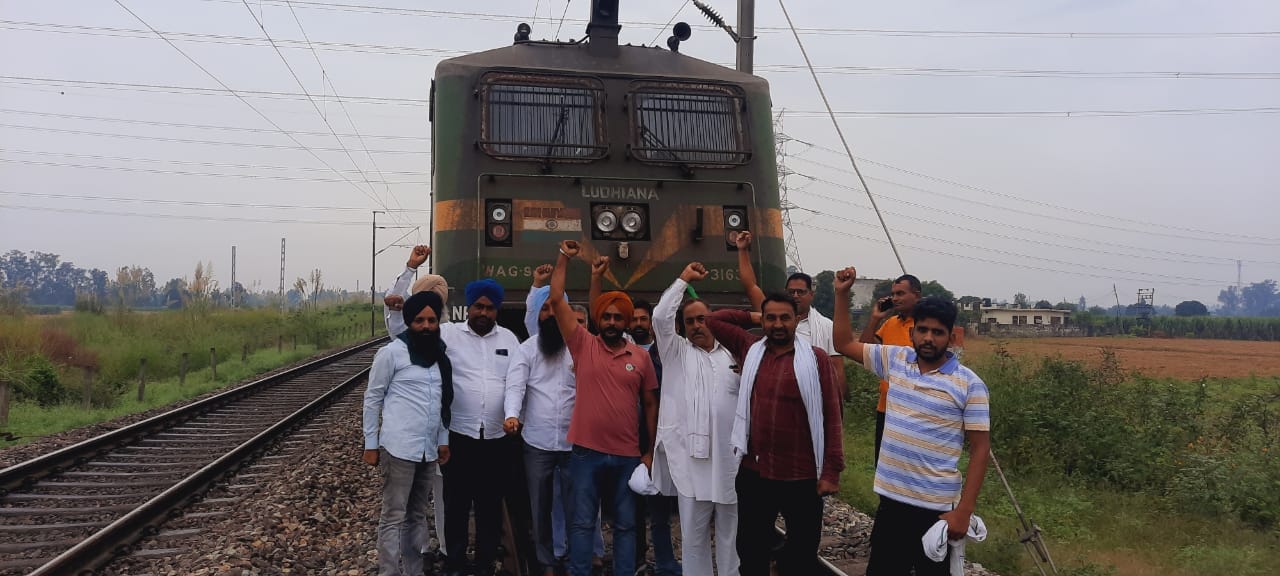 आंदोलन के दौरान पहुंची मालगाड़ी रोककर नारेबाजी करते किसान। संवाद आंदोलन के दौरान पहुंची मालगाड़ी रोककर नारेबाजी करते किसान। संवाद