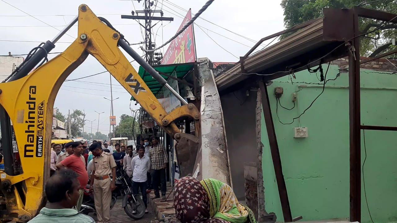 अंबाला छावनी के रामबाग रोड से अवैध अतिक्रमण हटाती नगर परषिद की टीम। अंबाला छावनी के रामबाग रोड से अवैध अतिक्रमण हटाती नगर परषिद की टीम।