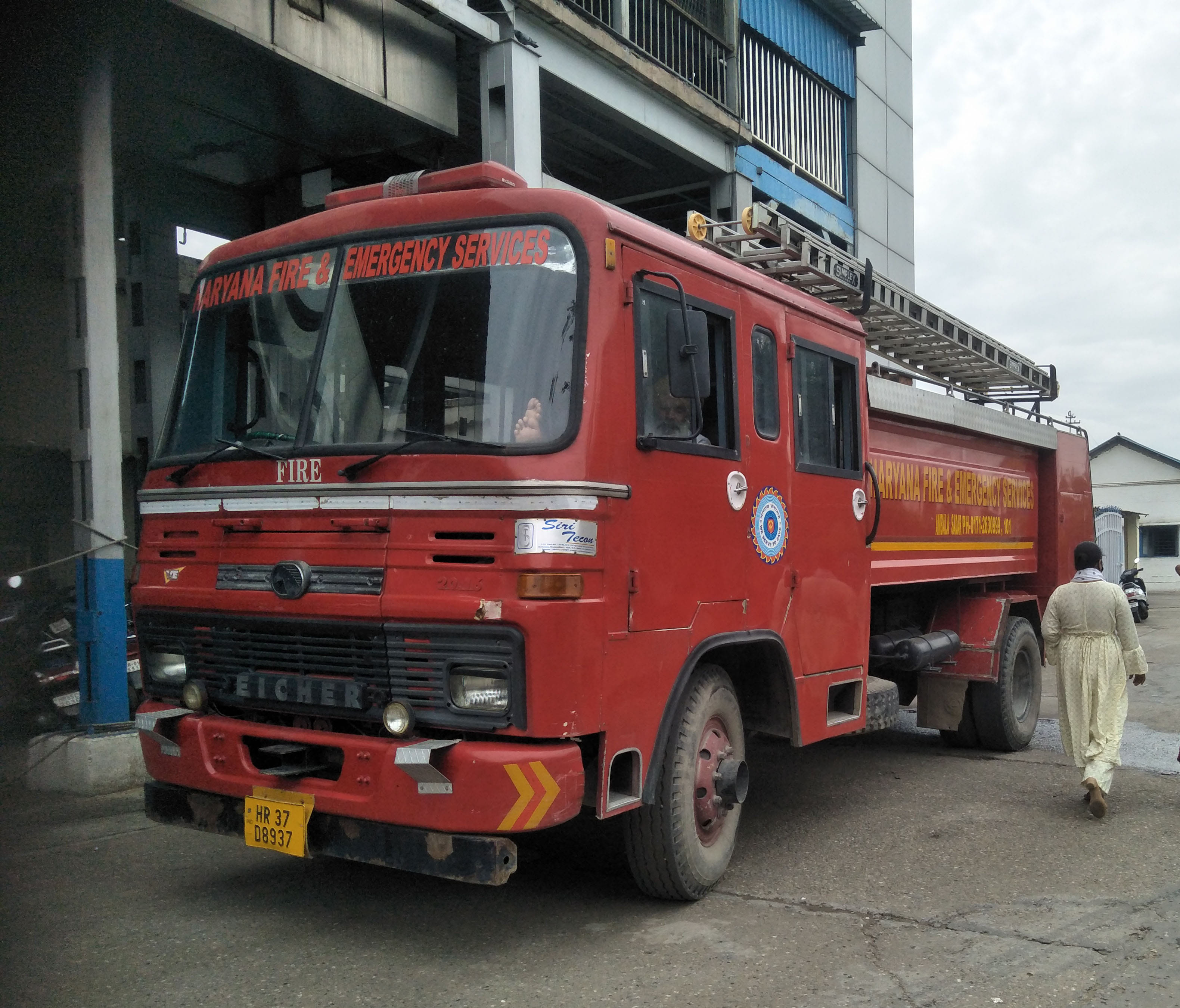 अंबाला छावनी रेलवे स्टेशन परिसर में खड़ी फायर ब्रिगेड की गाड़ी।