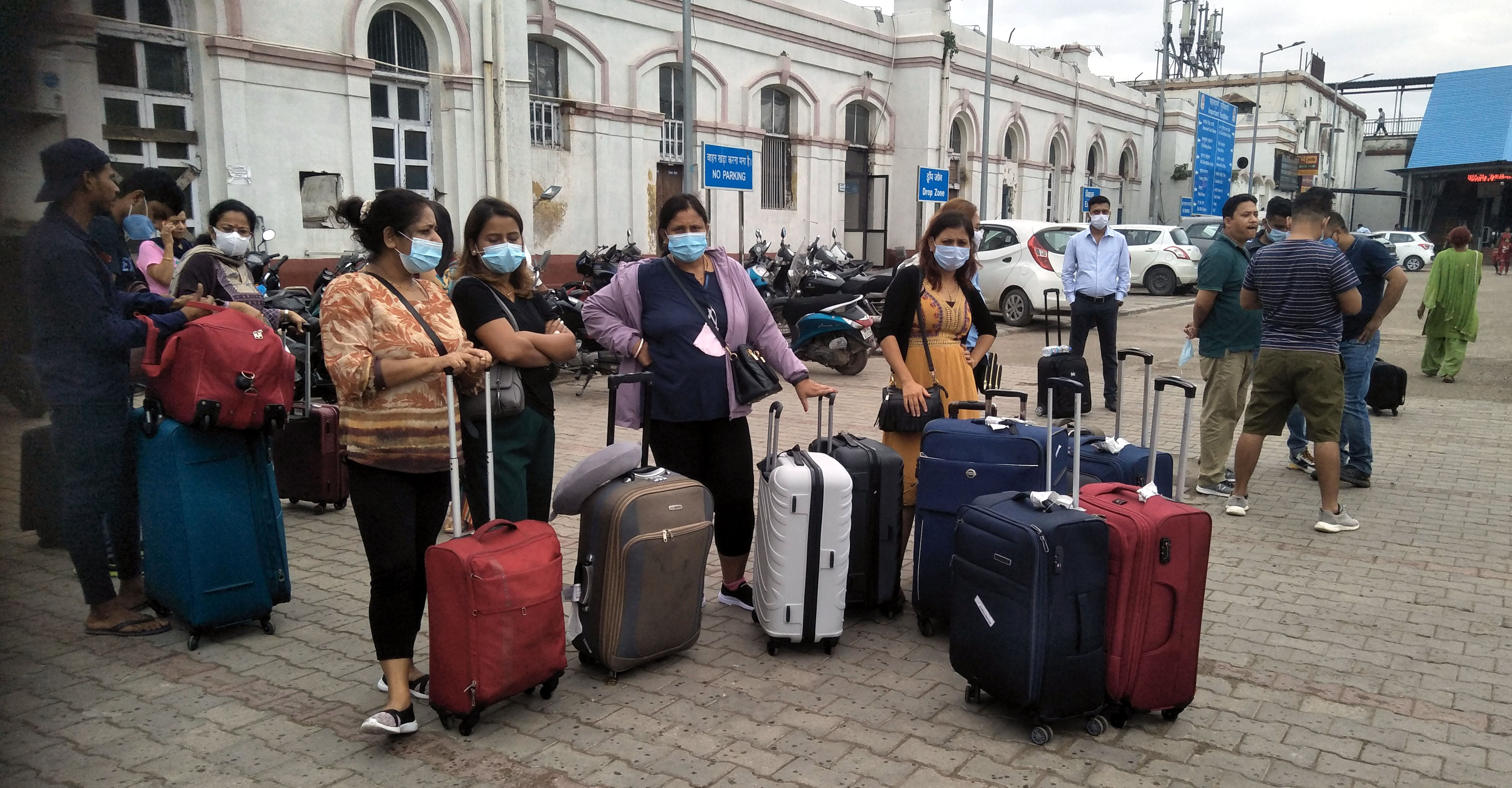 अंबाला छावनी रेलवे स्टेशन परिसर में खड़े यात्री परेशान होते हुए।