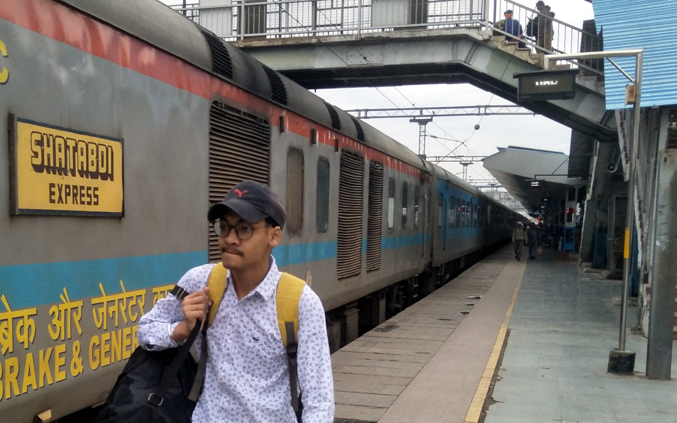 अंबाला छावनी रेलवे स्टेशन के प्लेटफार्म नंबर एक पर खड़ी शताब्दी एक्सप्रेस।