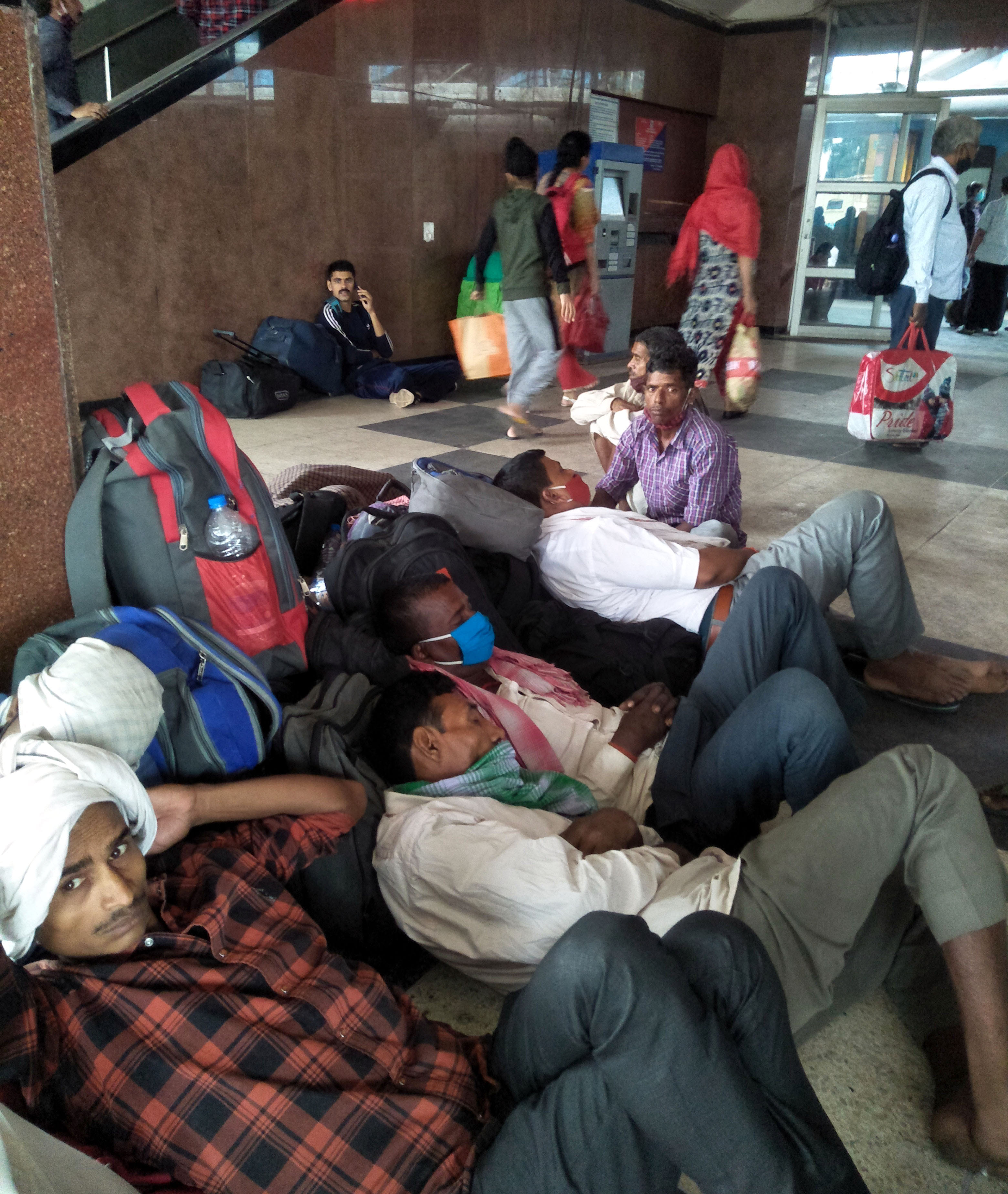 अंबाला छावनी रेलवे स्टेशन पर परेशान होते यात्री ।