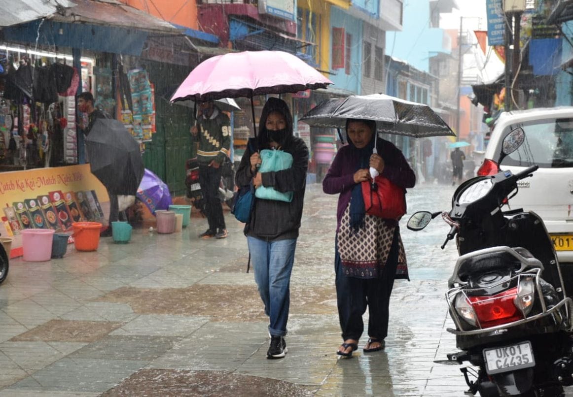 अल्मोड़ा में बारिश से बचने के लिए छाता लेकर निकले लोग। अल्मोड़ा में बारिश से बचने के लिए छाता लेकर निकले लोग।