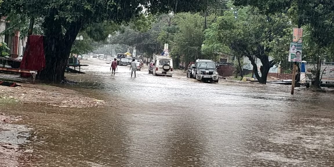 ांदपुर में बिजनौर-बदायूं मार्ग पर बारिश से हुए जल भराव से निकलते वाहन। ांदपुर में बिजनौर-बदायूं मार्ग पर बारिश से हुए जल भराव से निकलते वाहन।