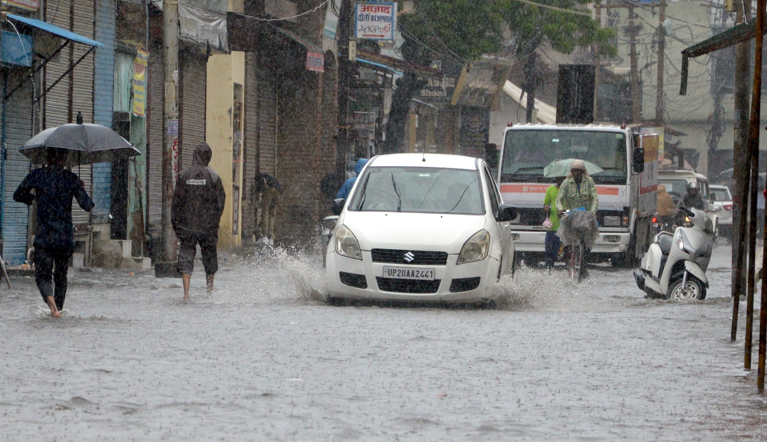 बिजनौर में भारी बारिश से मोहल्ला चाहशीरी में हुए जलभराव से गुजरते वाहन। बिजनौर में भारी बारिश से मोहल्ला चाहशीरी में हुए जलभराव से गुजरते वाहन।