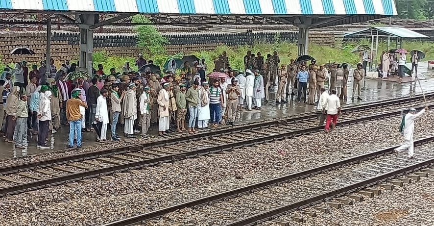 बिजनौर : नजीबाबाद के मौअज्जमपुर रेलवे स्टेशन पर वर्षा के दौरान प्लेटफार्म पर खड़े प्रदर्शनकारी ?