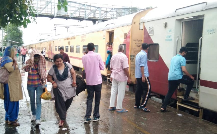 बिजनौर : नजीबाबाद स्टेशन पर किसान आंदोलन के दौरान खड़ी ट्रेन।
