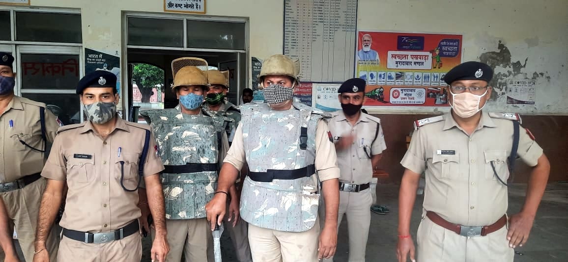 बिजनौर में रेलवे स्टेशन पर सुरक्षा के लिए तैनात पुलिस फोर्स। बिजनौर में रेलवे स्टेशन पर सुरक्षा के लिए तैनात पुलिस फोर्स।