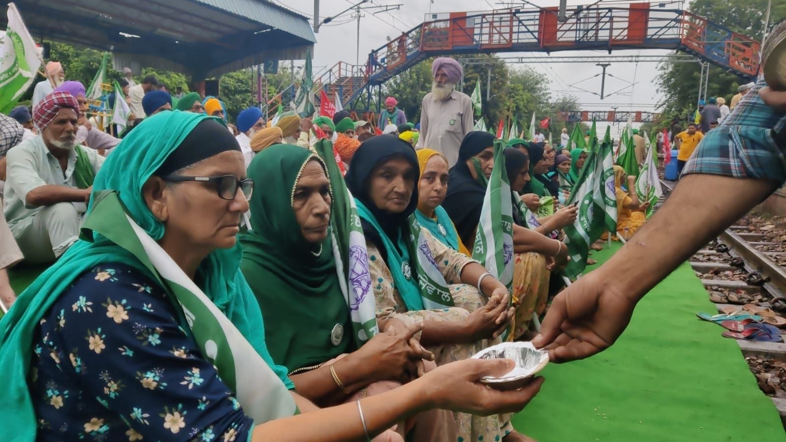धरने पर बैठे किसानों के लिए रही लंगर की व्यवस्था। संवाद धरने पर बैठे किसानों के लिए रही लंगर की व्यवस्था। संवाद