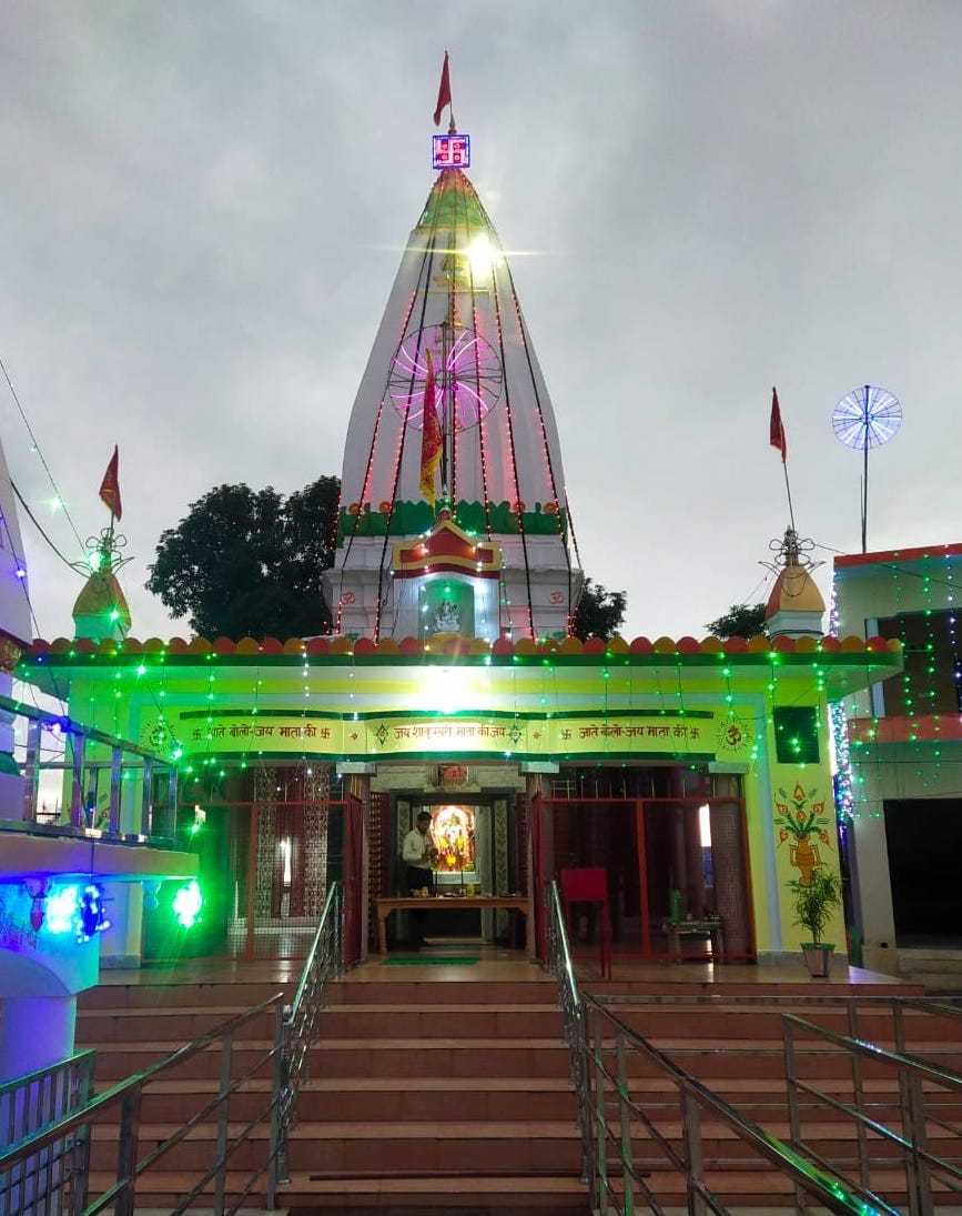 चौसाना के गढी हसन पुर में रंग बिरंगी रोशनी से सजा नवदुर्गा मन्दिर चौसाना के गढी हसन पुर में रंग बिरंगी रोशनी से सजा नवदुर्गा मन्दिर