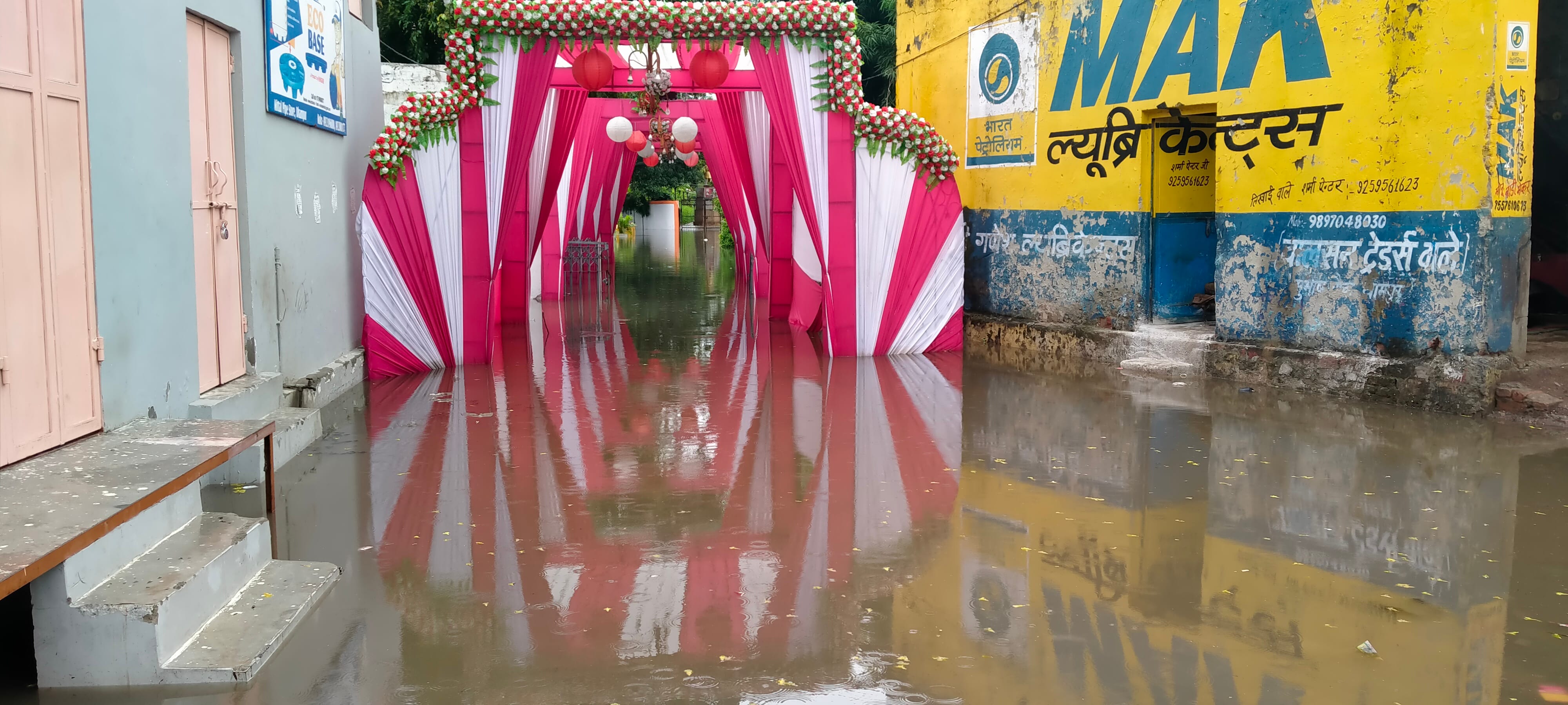 धामपुर मंडप में भरा बारिश का पानी