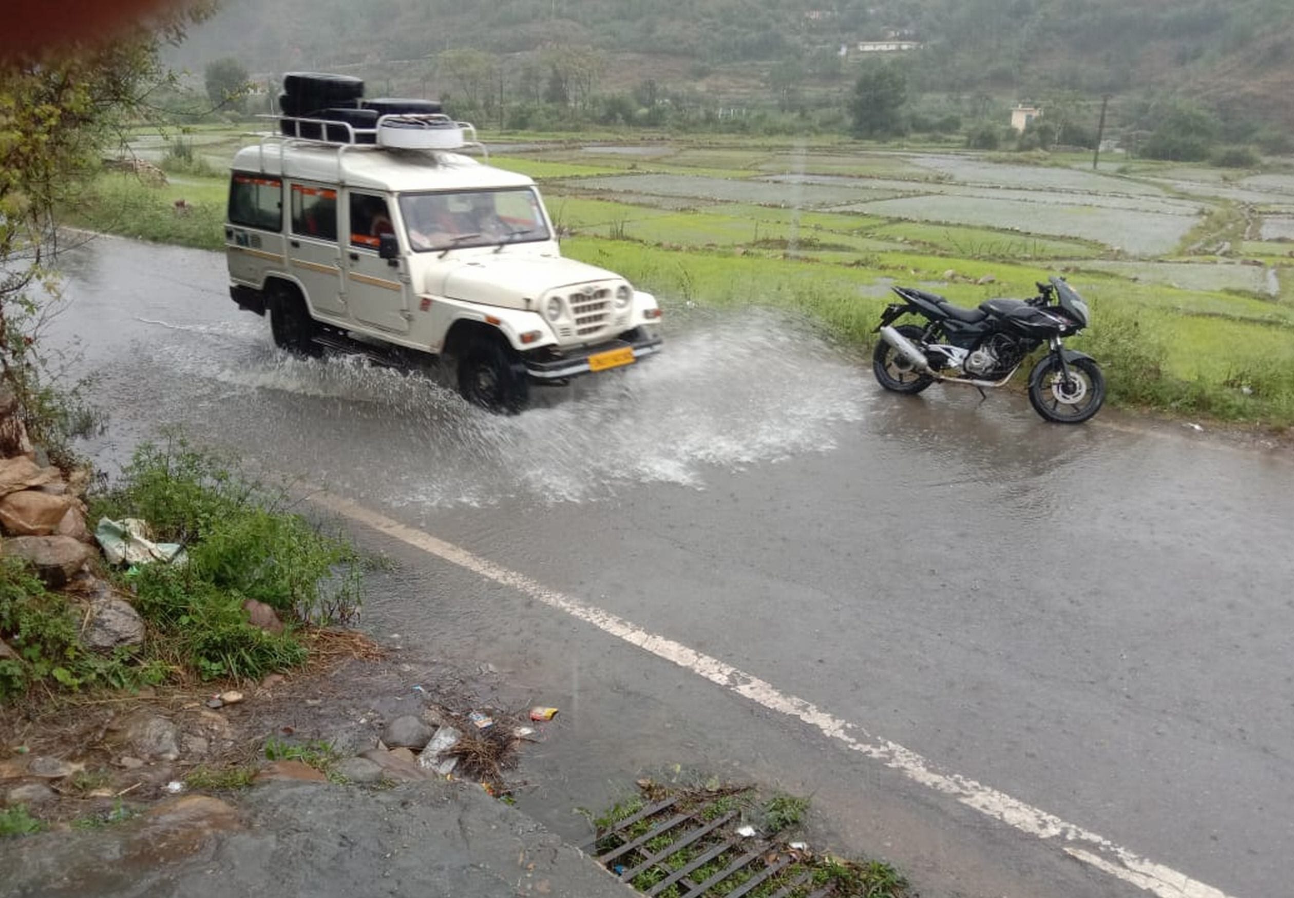 सोमेश्वर में सड़क में बहता पानी। (संवाद) सोमेश्वर में सड़क में बहता पानी। (संवाद)