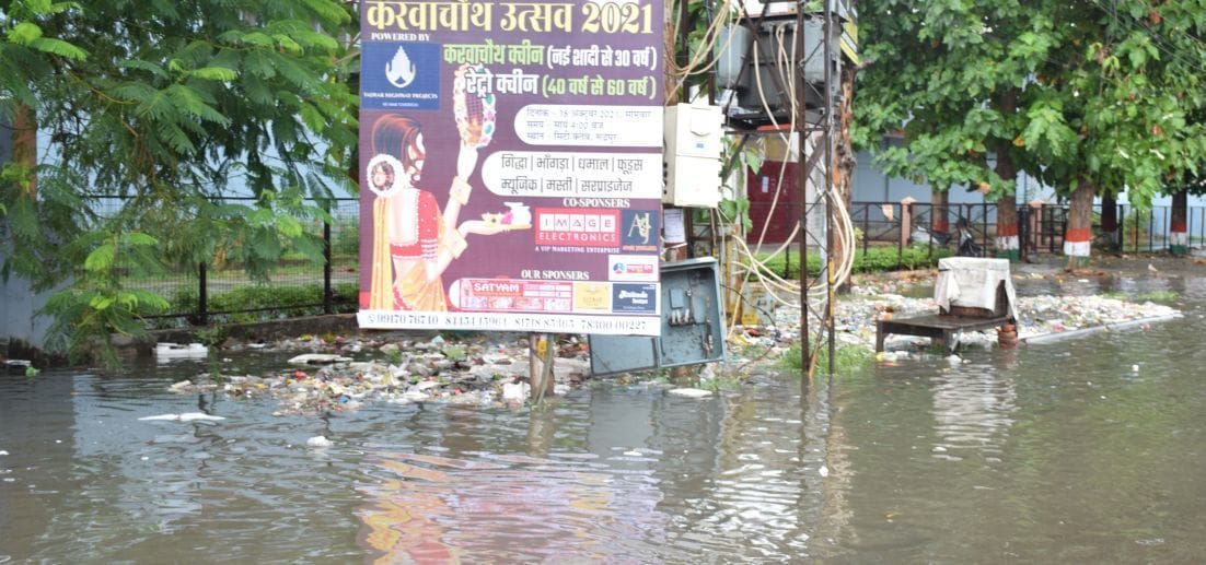 रुद्रपुर के काशीपुर बाइपास में सड़क पर तैरता नालियों का कचरा। रुद्रपुर के काशीपुर बाइपास में सड़क पर तैरता नालियों का कचरा।
